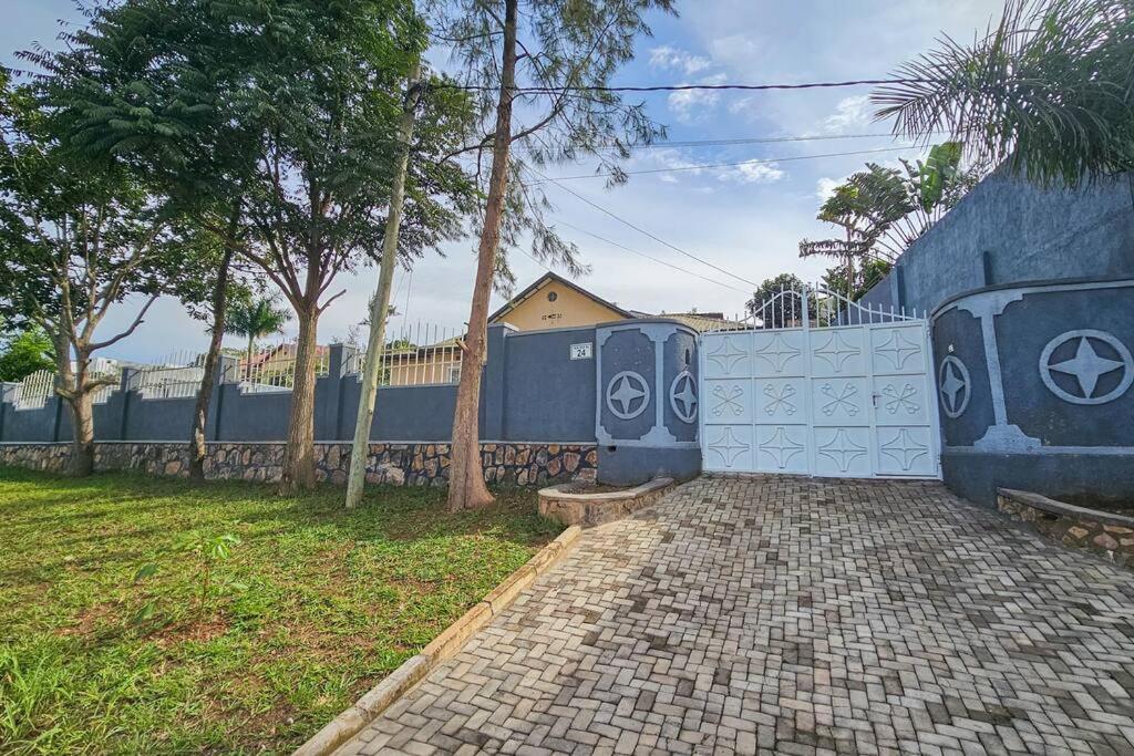 Complete 4-Bedroom House Facing Kigali Golf Course Buitenkant foto